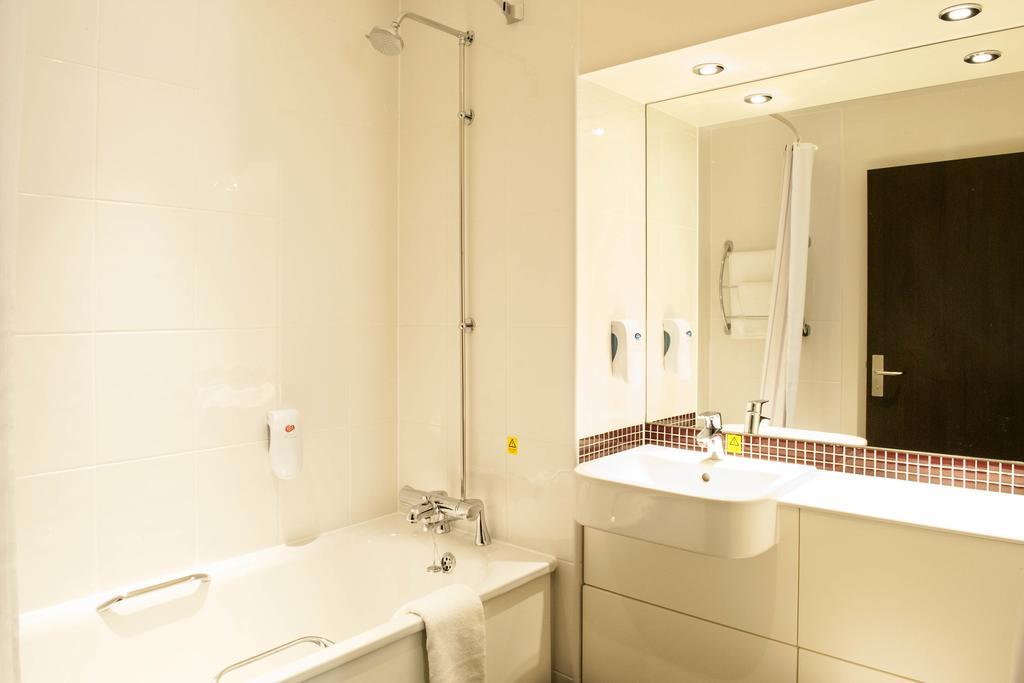 Premier Inn London Kingston Upon Thames Zewnętrze zdjęcie